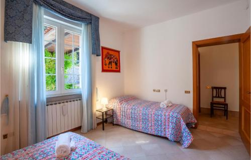 a bedroom with two beds and a window at Casa Glicine in Pian di Mulino