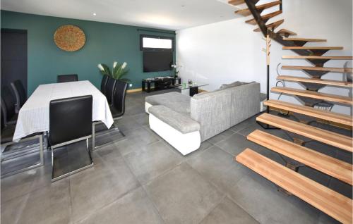 un salon avec un escalier et un canapé dans l'établissement Nice Home In Colonzelle With Wifi, à Colonzelle