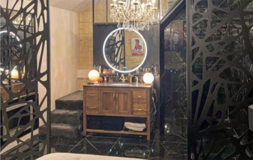 Ένα μπάνιο στο 2 Bedroom Amazing Home In Sommieres