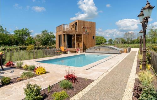 una casa con piscina in giardino di Nice Home In Morainville Jouvaux a Morainville-près-Lieurey