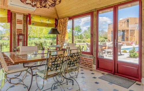 una sala da pranzo con tavolo e sedie di Nice Home In Morainville Jouvaux a Morainville-près-Lieurey