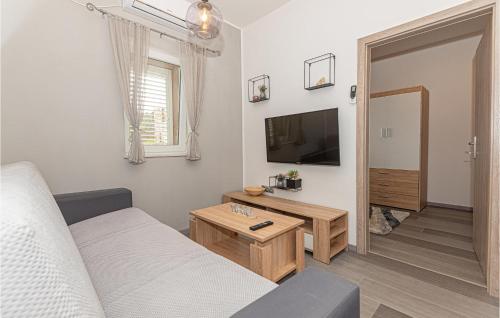 Televisyen dan/atau pusat hiburan di Beautiful Apartment In Sibenik