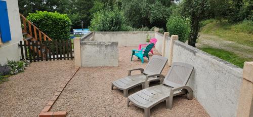 two chairs and a table and two chairs in a backyard at Le Coeur Du Moulin in Saint-Aubin-le-Monial