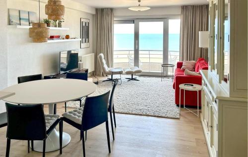 Ruang duduk di 2 Bedroom Lovely Apartment In Oostende