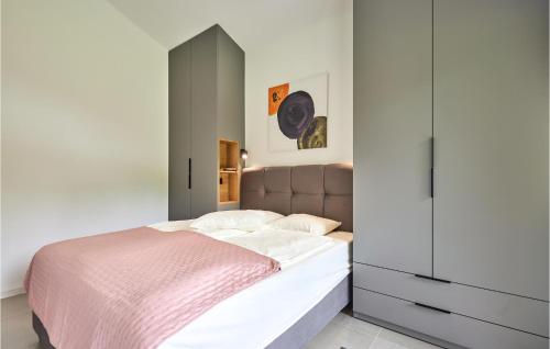 a bedroom with a bed with a pink blanket at Cozy Home With Jacuzzi&Sauna in Trakoščansko Jezero