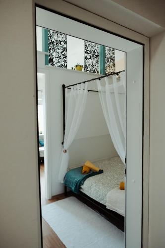 a mirror in a bedroom with a bed in it at Studio apartman Ars libri in Đakovo