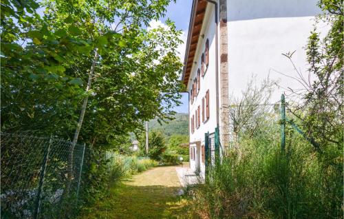 a path next to a white building with a fence at Casa Di Bergotto in Roccaprebalza