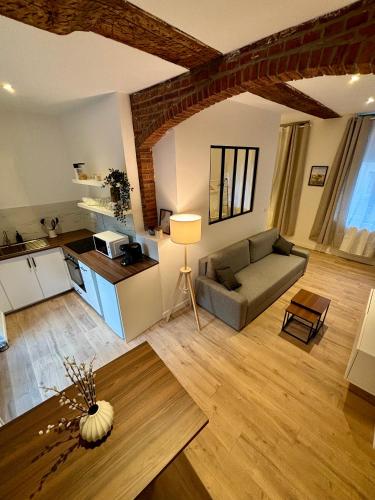 un salon avec un canapé et une table dans l'établissement Le Petit Hainaut, hyper centre, à Valenciennes