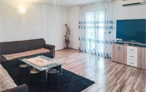 Televízia a/alebo spoločenská miestnosť v ubytovaní 3 Bedroom Nice Home In Vodnjan