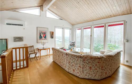 Μια τηλεόραση ή/και κέντρο ψυχαγωγίας στο Beautiful Home In Falkenberg With Wifi