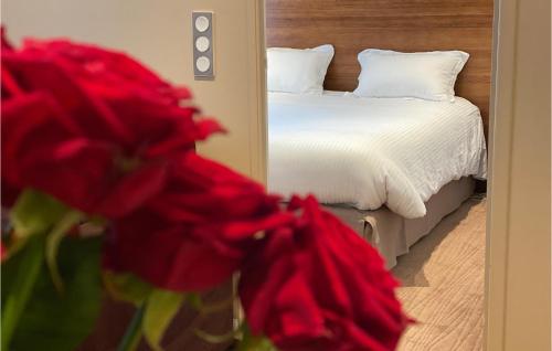 une fleur rouge devant une chambre avec un lit dans l'établissement Nice Apartment In Saint-Affrique, à Saint-Affrique