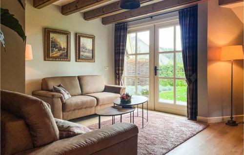 Χώρος καθιστικού στο Gorgeous Home In Hellendoorn With Sauna
