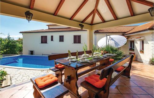 Hồ bơi trong/gần 2 Bedroom Amazing Apartment In Rijeka