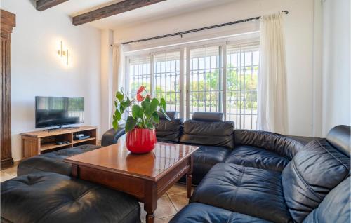 Μια τηλεόραση ή/και κέντρο ψυχαγωγίας στο Stunning Home In Marbella With Wifi