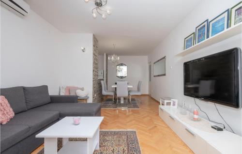 Gorgeous Apartment In Makarska With Wifi
