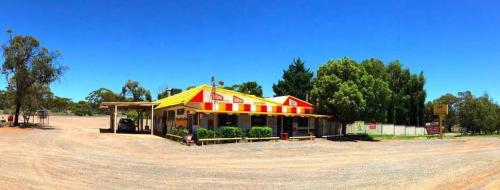 un edificio con techo amarillo y rojo en Widgiemooltha Caravan Park, en Widgiemooltha
