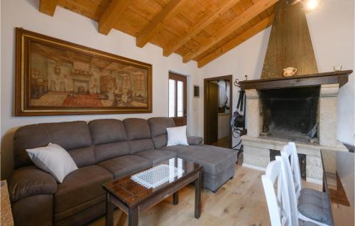 salon z kanapą i kominkiem w obiekcie Stunning Home In Trosti w mieście Rojnići