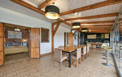 Kuchyň nebo kuchyňský kout v ubytování Nice Home In Falinic Breg With Sauna