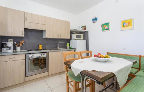 2 Bedroom Cozy Apartment In Malinska