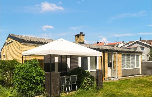 モンステロアスにあるStunning Home In Mönsterås With Wifiの庭の白傘付き家