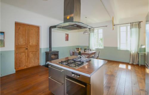 a kitchen with a stove and a stove top oven at Beautiful Home In Die in Die