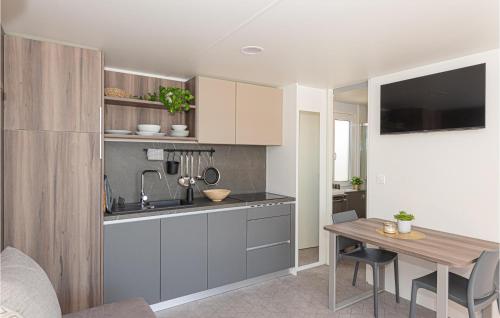 Una cocina con un fregadero y una mesa en una habitación. en Lovely Home In Brodarica, en Brodarica