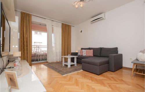 Gorgeous Apartment In Makarska With Wifi