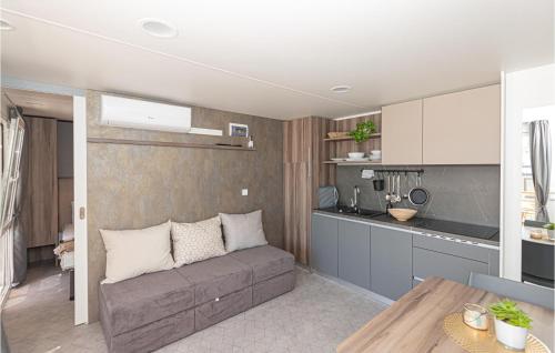 Una sala de estar con un sofá y una cocina. en Lovely Home In Brodarica, en Brodarica