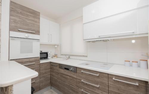 Gorgeous Apartment In Makarska With Wifi