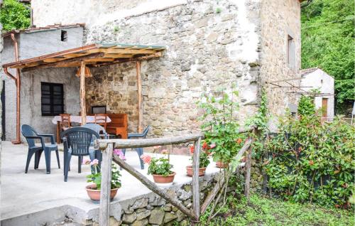 Taman di luar 2 Bedroom Cozy Home In Bagni Di Lucca