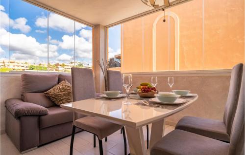 Un comedor con una mesa y un sofá. en Apartment In La Cala De Mijas, en La Cala de Mijas