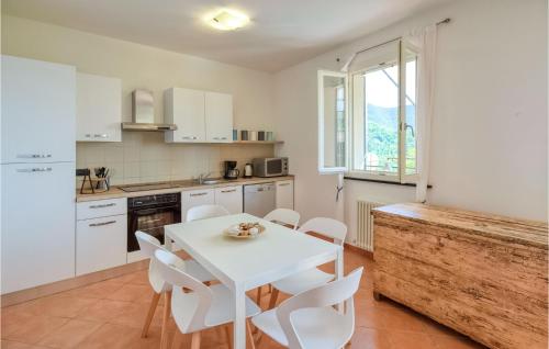 Dapur atau dapur kecil di Cozy Home In Moneglia With Wifi