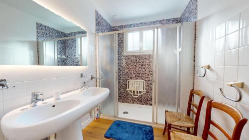 une salle de bain avec un lavabo et une douche dans l'établissement Villa le Bercail, à Saint-Gilles-Croix-de-Vie