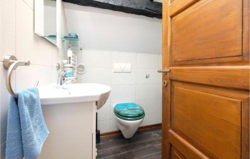 Ένα μπάνιο στο Gorgeous Home In Jakovlje With Sauna