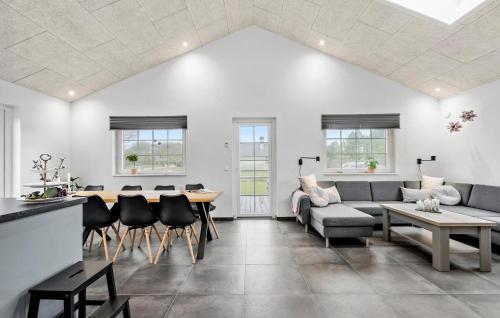 un salon avec un canapé et une table dans l'établissement 3 Bedroom Beautiful Home In Hemmet, à Hemmet