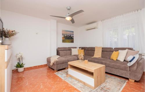 Fotografie z fotogalerie ubytování Cozy Home In Podbablje Gornje With Wifi v destinaci Zmijavci