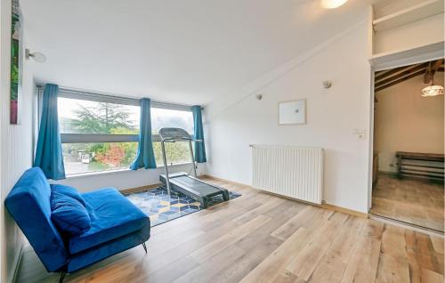 un salon avec un canapé bleu et une fenêtre dans l'établissement Cozy Apartment In Vallon Pont D'arc, à Vallon-Pont-dʼArc