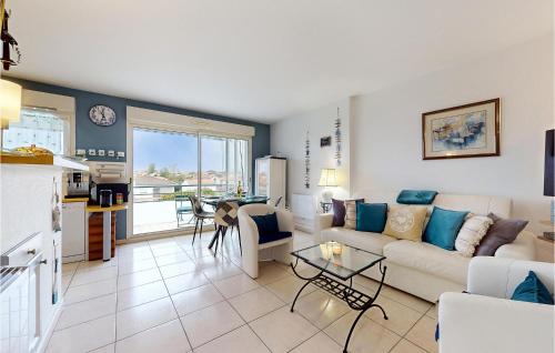 ein Wohnzimmer mit Sofa und Tisch in der Unterkunft Lovely Apartment In Royan With Wifi in Royan