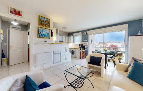 un salon avec un canapé blanc et une table dans l'établissement Lovely Apartment In Royan With Wifi, à Royan