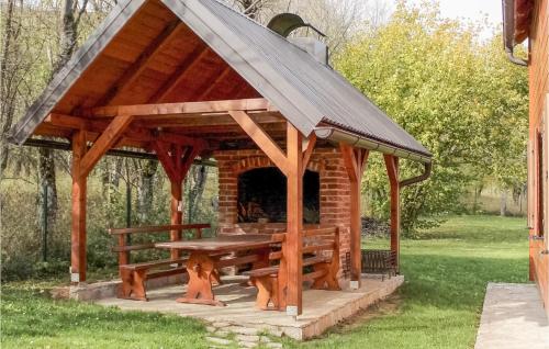 Κήπος έξω από το Nice Home In Korenica With Sauna