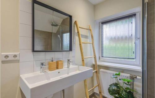 Bilik mandi di 3 Bedroom Awesome Home In Kerkdriel