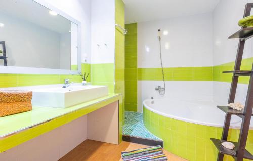 a bathroom with a sink and a bath tub at Amazing Apartment In Lorca With Wifi in Lorca
