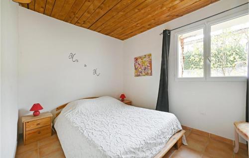 Ein Bett oder Betten in einem Zimmer der Unterkunft 2 Bedroom Lovely Apartment In Codognan