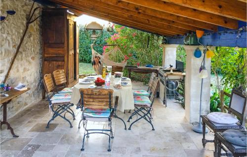 Patio nebo venkovní prostory v ubytování Lovely Home In Sauzet With Kitchen