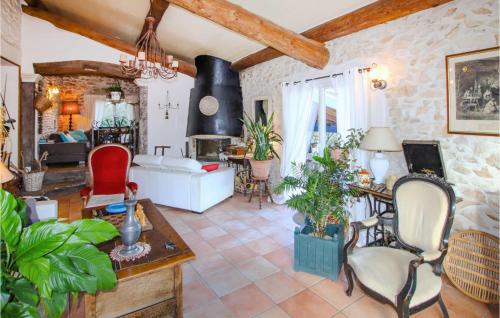 Posezení v ubytování Lovely Home In Sauzet With Kitchen