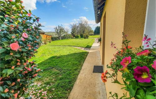 Κήπος έξω από το 2 Bedroom Gorgeous Home In Bréhan