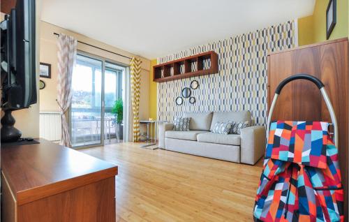 un salon avec un canapé et une télévision dans l'établissement Stunning Apartment In Cannes With Wifi, à Cannes
