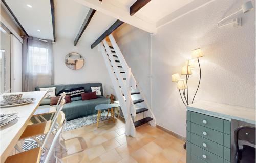 Χώρος καθιστικού στο 1 Bedroom Cozy Home In Dolus-D'oléron