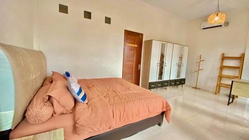 Кровать или кровати в номере Rooftop Suites Pusat Kota Pontianak