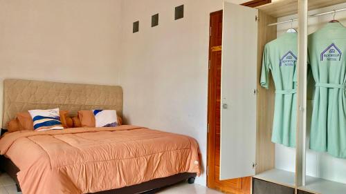 Кровать или кровати в номере Rooftop Suites Pusat Kota Pontianak